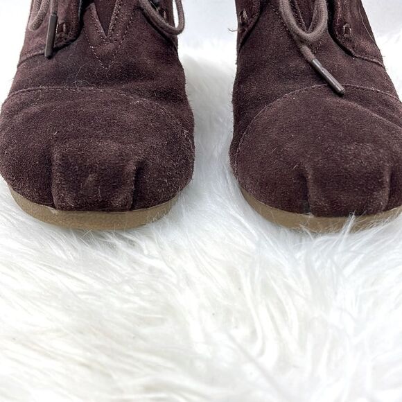 TOMS | brown suede wedge booties 10.0 front lace closure. - Picture 5 of 11